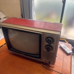 赤い古いカラーテレビです①の画像