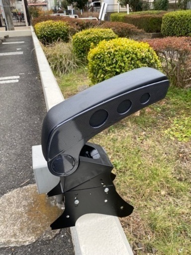 肘掛け　車
