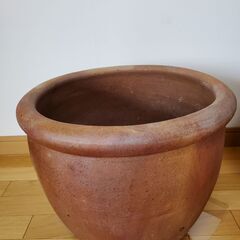 植木鉢　素焼き6つ　木製1つ　計7つ　鉄製のプランター置き4つの画像