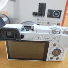 SONY ミラーレス一眼α6000  ダブルズームレンズキット （ILCE−6000 ILCE-6000Y(W)）の画像