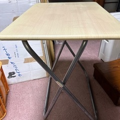 折りたたみ机の画像