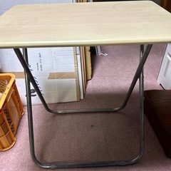折りたたみ机の画像