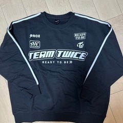 【TWICE 公式】ワールドツアーのユニセックストレーナー【黒】の画像