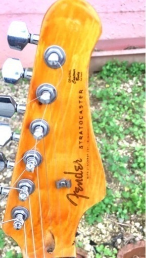 エレキギター/Fender Strato casterのディカール付き