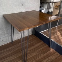 木目調ダイニングテーブルの画像