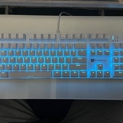 Merdia メカニカル式ゲーミングキーボード LEDバックライト付きの画像