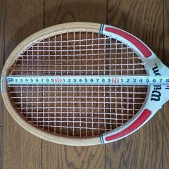 古い木製テニスラケットの画像