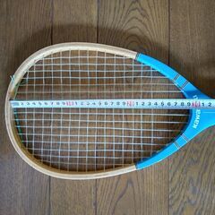 古い木製テニスラケットの画像