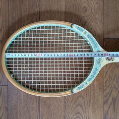 古い木製テニスラケットの画像