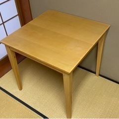 四角いテーブルの画像