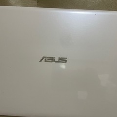 ASUS製ノートパソコンの画像