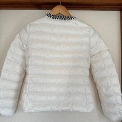 モンクレールホワイト　キッズでも小柄な大人でも！の画像