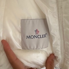 モンクレールホワイト　キッズでも小柄な大人でも！の画像
