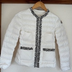 モンクレールホワイト　キッズでも小柄な大人でも！