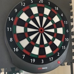 【美品・値下げ】ダーツボード・スタンド・ダーツセットの画像