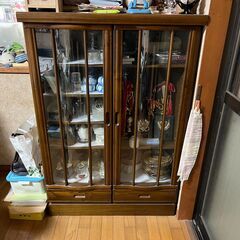 全面ガラス張りの食器棚