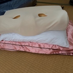 枕二つセットと薄手の掛け布団⭐︎の画像