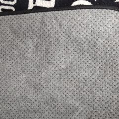 【格安譲渡】☆カーペット☆ラグ☆約120×140cmサイズ☆ブラック地にホワイトの英字柄☆滑り止め付き☆中古☆の画像