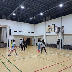 体育館で一緒にスポーツしましょう