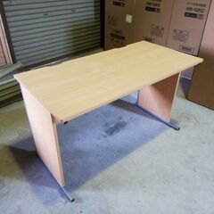 デスク　1650円で販売（140）