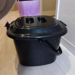 角形バケツ(プラスチック製、蓋付き)の画像