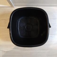 角形バケツ(プラスチック製、蓋付き)