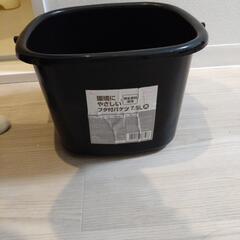 角形バケツ(プラスチック製、蓋付き)の画像