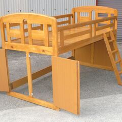 配達先決定?　組立・設置・無料配達します?片面観音開き?木製?子供用ロフトベッド?下が基地や物置に！?在庫①