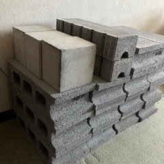 コンクリートブロック差し上げます