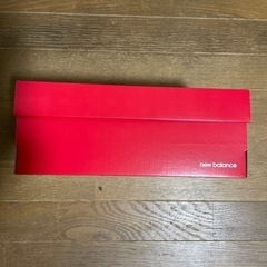 ニューバランス スニーカーの箱の画像