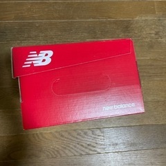 ニューバランス スニーカーの箱の画像