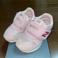 【相談中】ニューバランス　スニーカー　靴の　女の子　14センチの画像