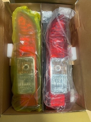 [購入者決定済み]ハイエース 7型 ダークプライム2 純正テールランプ