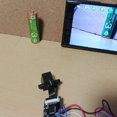 分解したドローンの基盤と部品の画像