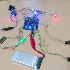 分解したドローンの基盤と部品