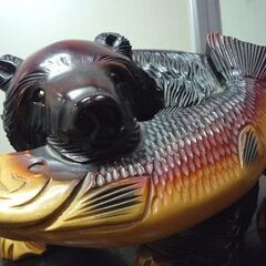 北海道名産 木彫りの熊 台座付き 幅35cm 熊の置物 シャケを咥