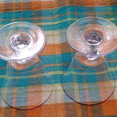薄いガラスの足つき酒器2つの画像