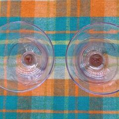 薄いガラスの足つき酒器2つの画像