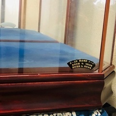 質の良いガラスケース　木製台の画像