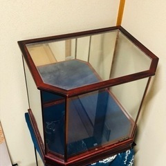 質の良いガラスケース　木製台の画像