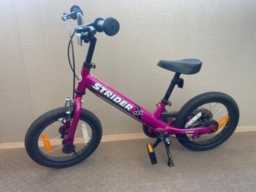1日値下げ　ストライダー　ペダル付き　スタンド付き　フューシャピンク