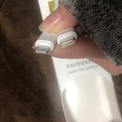 「商談中」携帯のケーブルの画像