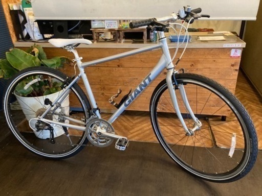 【GIANT ESCAPE Air】2×9速　700×35cクロスバイク　マットシルバー