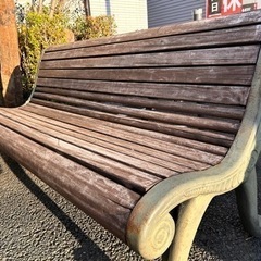 しっかりした屋外ベンチ