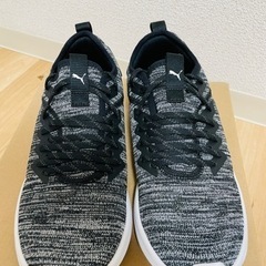 PUMA スニーカー