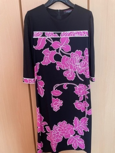 美品　LEONARD（レオナード）ワンピース　黒&ピンク　花柄