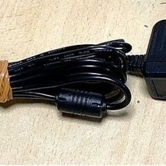 完動品　美品　ACアダブター　5V-1000mA　フェライトコア...