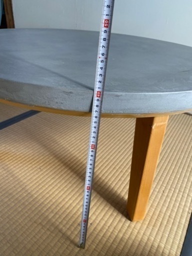 モールテックスのようなコンクリートテーブル