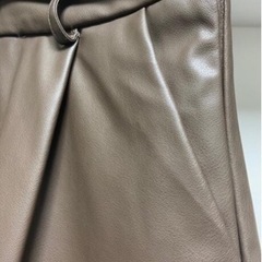 【美品】フェイクレザーフレアミディスカートの画像