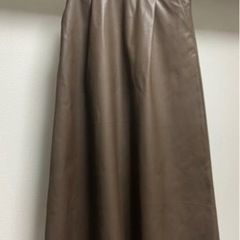 【美品】フェイクレザーフレアミディスカートの画像